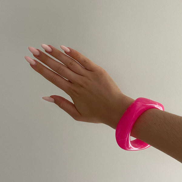 Velora™ | Sculpted Acrylic Bangle – Guava