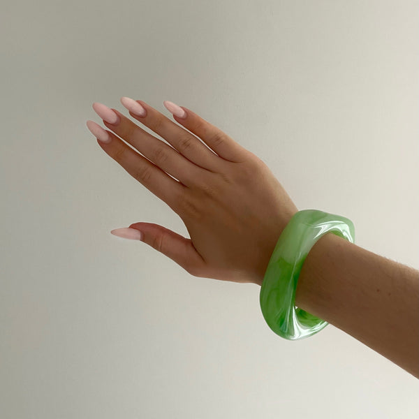 Velora™ | Sculpted Acrylic Bangle – Kiwi