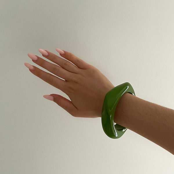 Velora™ | Sculpted Acrylic Bangle – Avocado