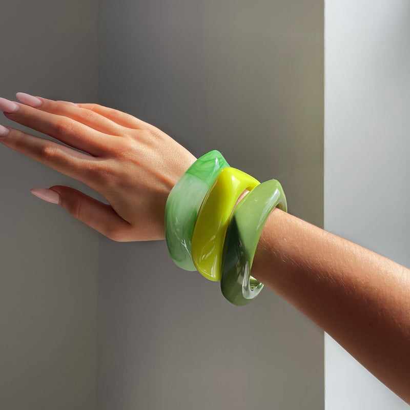 Velora™ | Sculpted Acrylic Bangle – Kiwi