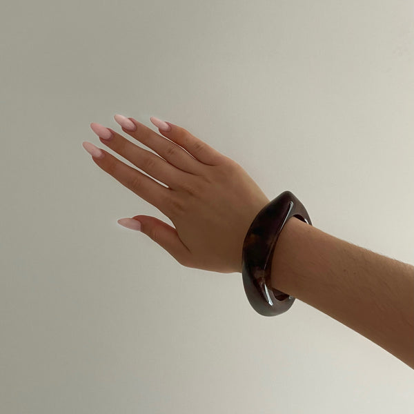 Velora™ | Sculpted Acrylic Bangle – Chocolate