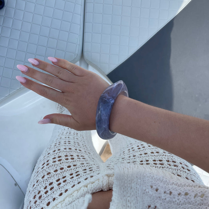 Velora™ | Sculpted Acrylic Bangle – Grigio
