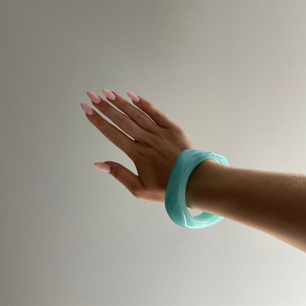 Velora™ | Sculpted Acrylic Bangle – Blu