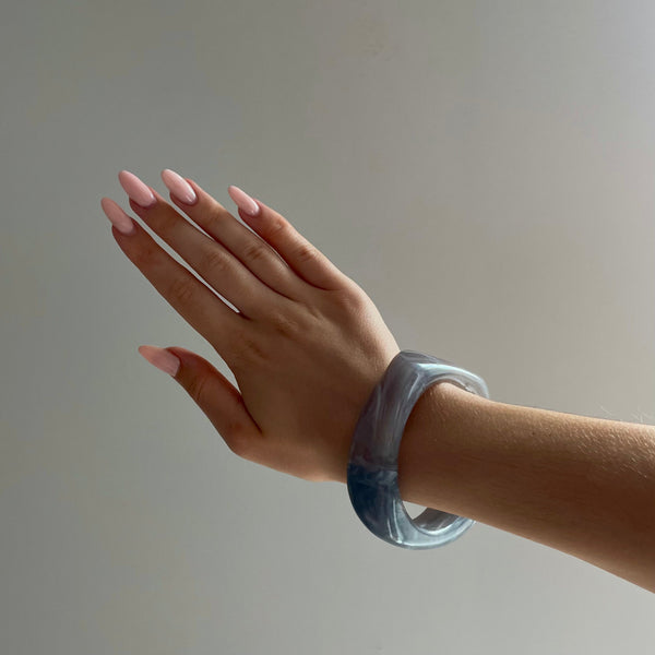 Velora™ | Sculpted Acrylic Bangle – Grigio
