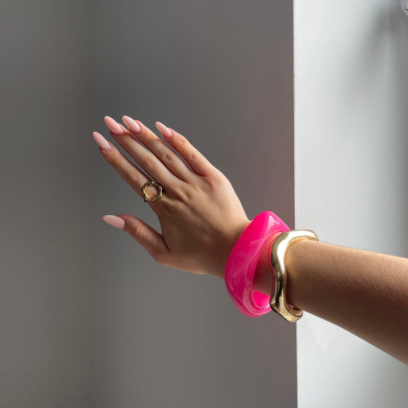 Velora™ | Sculpted Acrylic Bangle – Guava