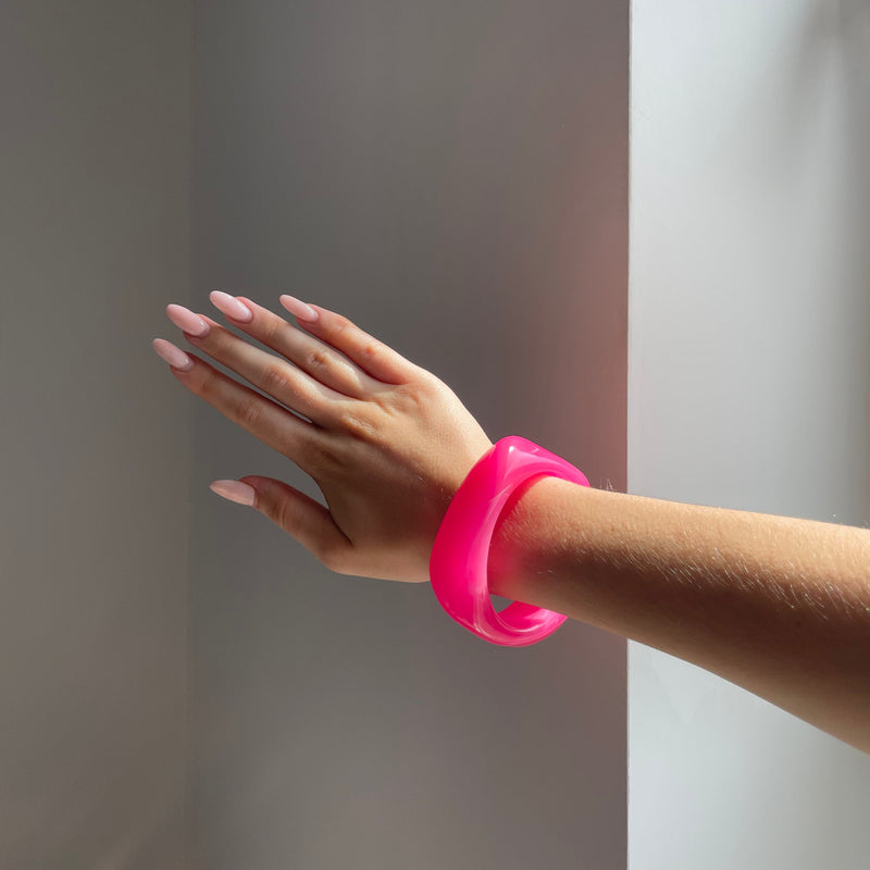 Velora™ | Sculpted Acrylic Bangle – Guava