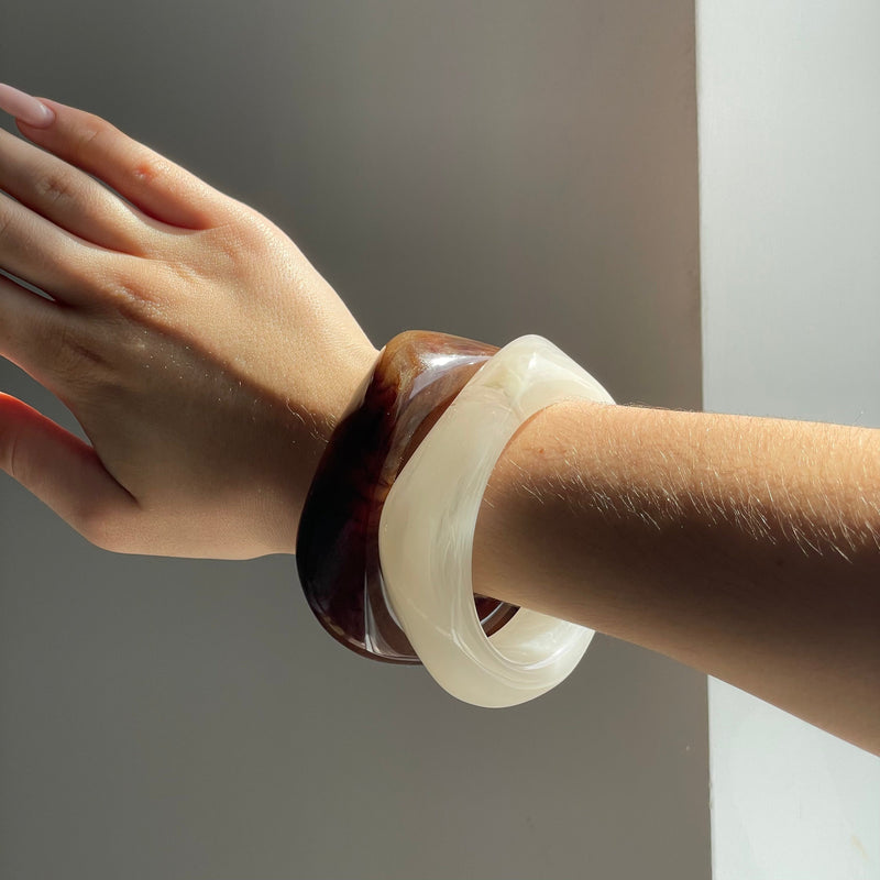 Velora™ | Sculpted Acrylic Bangle – Chocolate