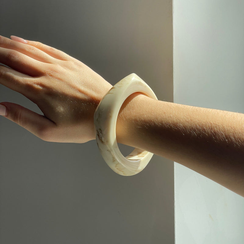 Velora™ | Sculpted Acrylic Bangle – Coconut