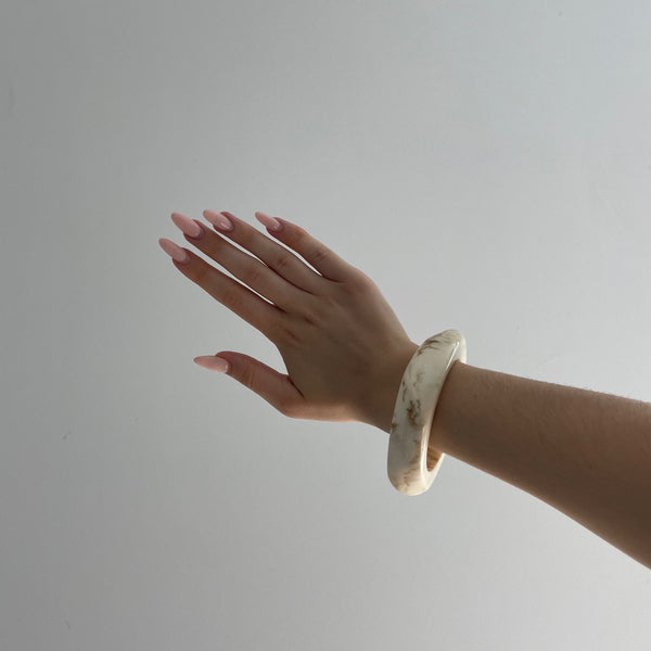 Velora™ | Sculpted Acrylic Bangle – Coconut